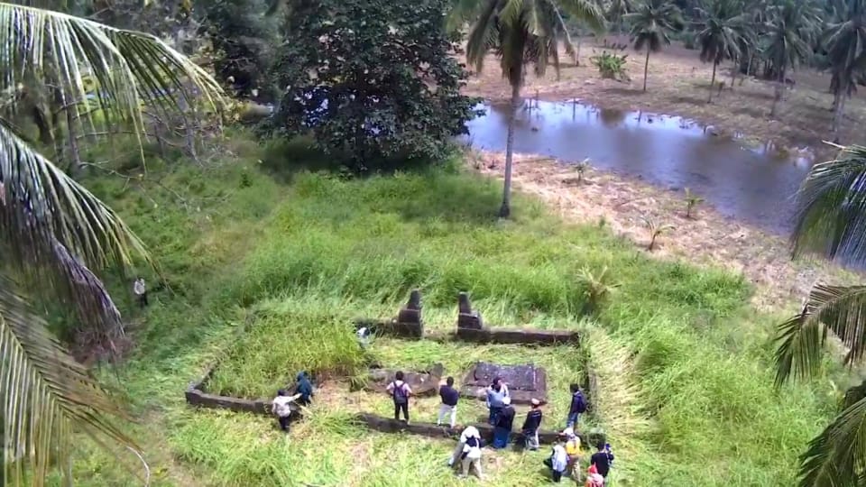 Makam raja mourete'o setelah di bersikan oleh pemuda dan tokoh adat