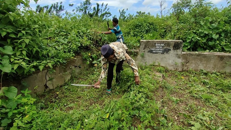 Tokoh adan dan pemuda ISC sedang membersikan Makam Raja Salmon Datunsolang