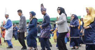 Wali Kota Ir. Hj. Tatong Bara saat melakukan tarian dana-dana dalam Upacara HUT Ke-15 Boltim, di halaman kantor Bupati, Jumat (21/7/2023).(Foto : Dinas Kominfo Kotamobagu)
