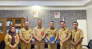 Saat penerimaan SK PLT Kepala Dinkes Kotamobagu oleh Sekretaris Daerah Sofyan Mokoginta kepada Fernando M. Mongkau, Senin (10/07/2023)