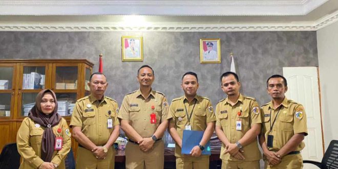 Saat penerimaan SK PLT Kepala Dinkes Kotamobagu oleh Sekretaris Daerah Sofyan Mokoginta kepada Fernando M. Mongkau, Senin (10/07/2023)