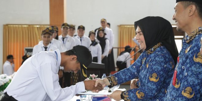 Walikota Kotamobagu Tatong Bara saat menyerahkan Surat Tanda Tamat Pelatihan.