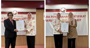 Wali Kota Ir. Hj. Tatong Bara saat menerima Sertifikat Akreditasi Paripurna RSUD Kotamobagu, Senin (31/07/2023). (Foto : Dinas Kominfo Kotamobagu)