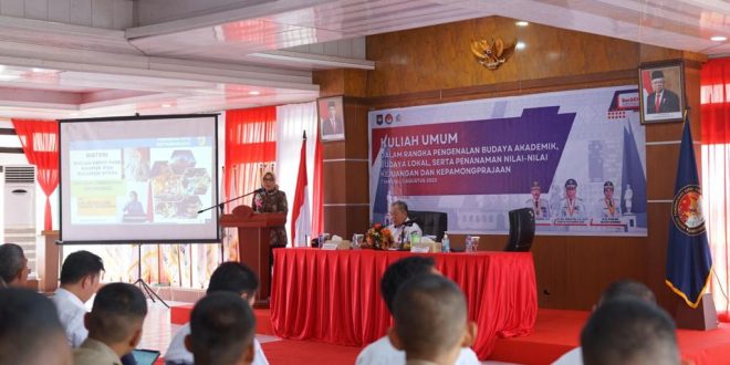 Walikota Kotamobagu Ir. Hj. Tatong Bara saat memberikan kuliah umum di Kampus IPDN Sulut