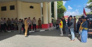Sekda Boltara saat menerima para pendemo