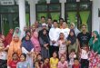 UAS saat berfoto dengan warga Desa Tote di Masjid Al Ikhwan