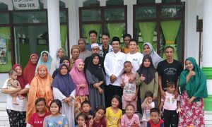 UAS saat berfoto dengan warga Desa Tote di Masjid Al Ikhwan