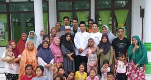 UAS saat berfoto dengan warga Desa Tote di Masjid Al Ikhwan