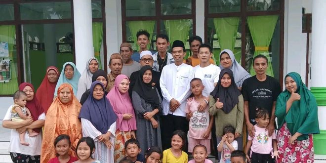UAS saat berfoto dengan warga Desa Tote di Masjid Al Ikhwan